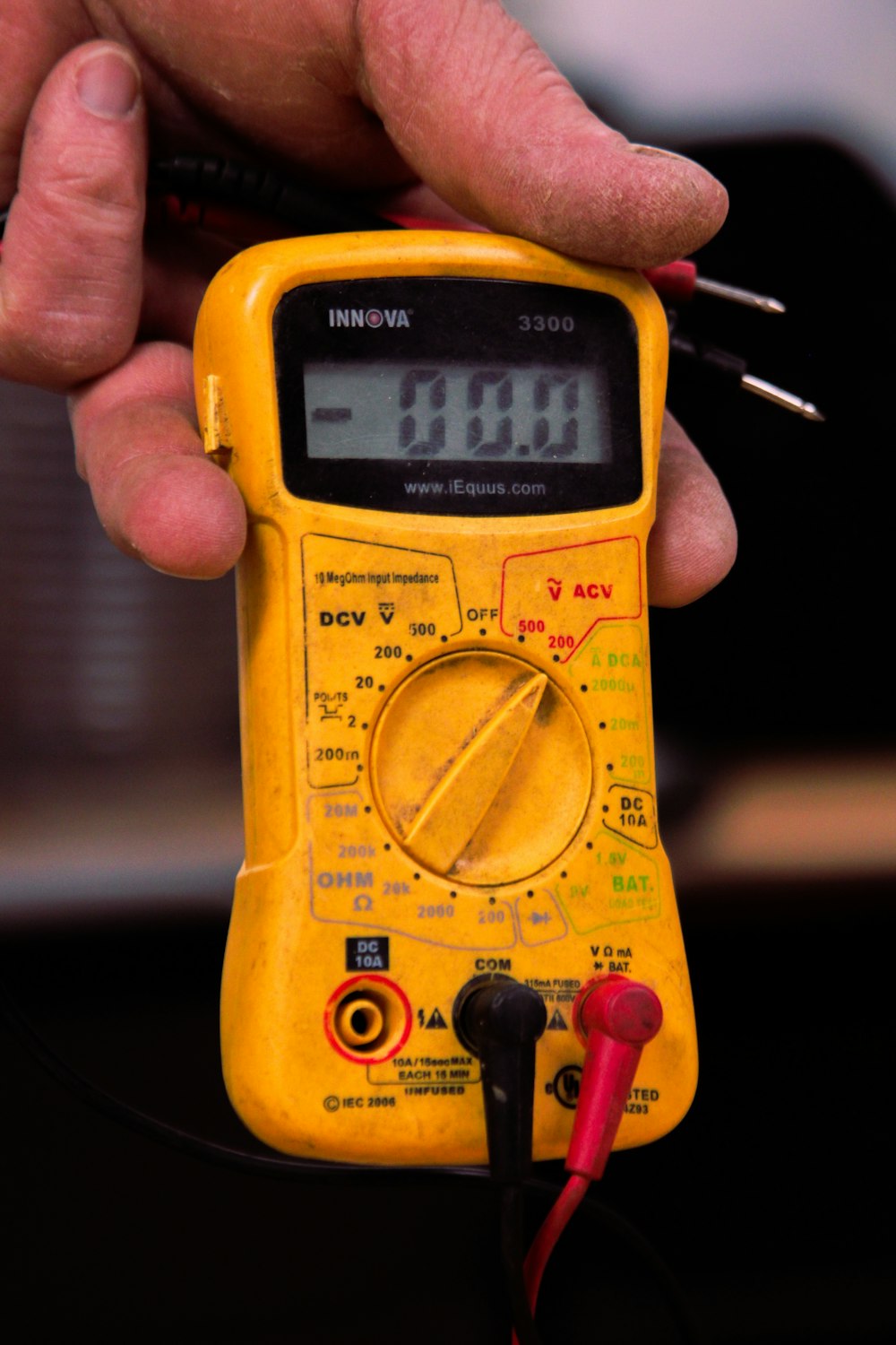 Instrumento de medición eléctrica en manos de un técnico
