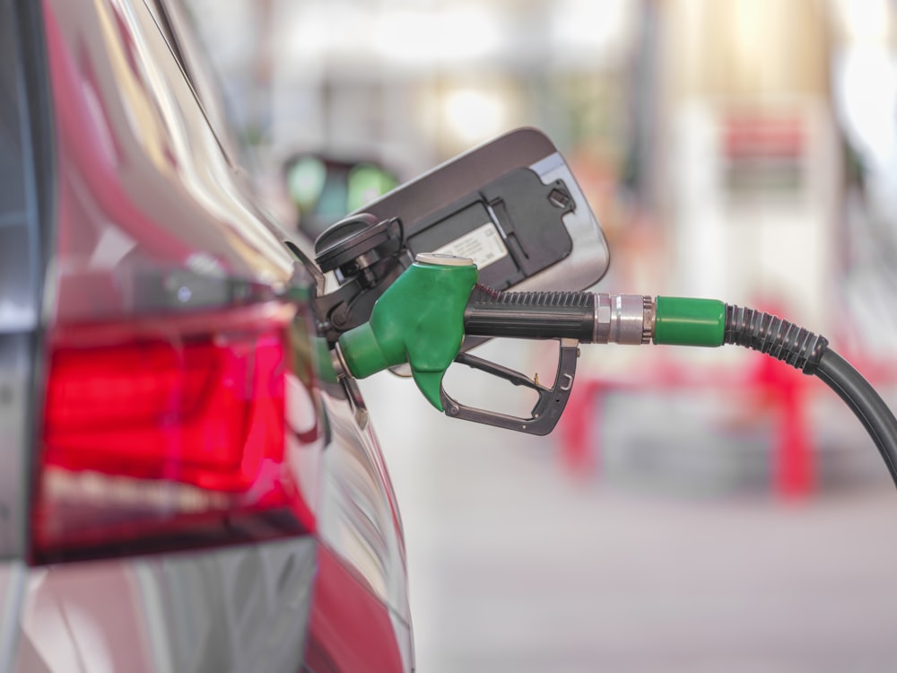 Boquilla de un surtidor de combustible conectada a un vehículo
